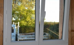 Fenêtre PVC Plaxée gris extérieur et blanc intérieur (2) (853×1280)