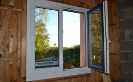Fenêtre PVC Plaxée gris extérieur et blanc intérieur (3) (1280×853)